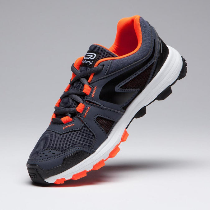 





CHAUSSURES RUNNING & ATHLÉTISME ENFANT KIPRUN GRIP GRISES ET NOIRES ORANGES FLUO, photo 5 of 13